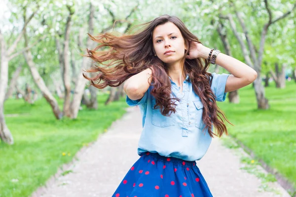 Donna attraente con i capelli volanti che girano nel parco — Foto Stock