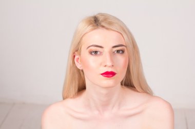 moda model stüdyoda poz. güzel bir kadınla uzun düz sarı saçlı, kırmızı dudaklar ve makyaj