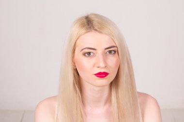 moda model stüdyoda poz. güzel bir kadınla uzun düz sarı saçlı, kırmızı dudaklar ve makyaj