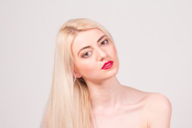 moda model stüdyoda poz. güzel bir kadınla uzun düz sarı saçlı, kırmızı dudaklar ve makyaj