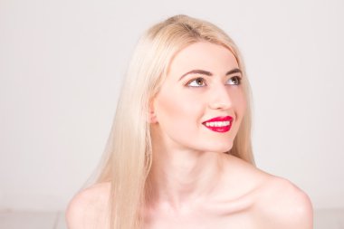 moda model stüdyoda poz. Sarı saçlı ve kırmızı dudaklar ile gülümseyen güzel kadın