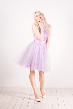 Sarı saçlı, kırmızı dudaklı stüdyoda güzel kadın.