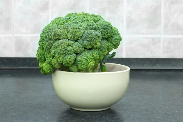 Verse groene groenten. hele broccoli in een kom — Stockfoto