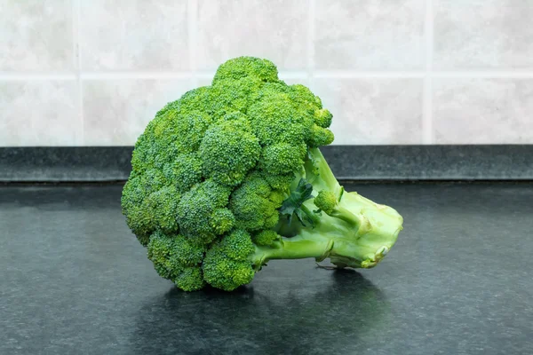 Legume proaspete verzi. broccoli întreg pe masă — Fotografie, imagine de stoc
