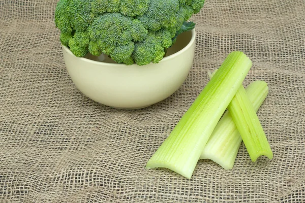 Verduras frescas. brócolis inteiro em uma tigela com aipo na toalha da mesa — Stockfoto