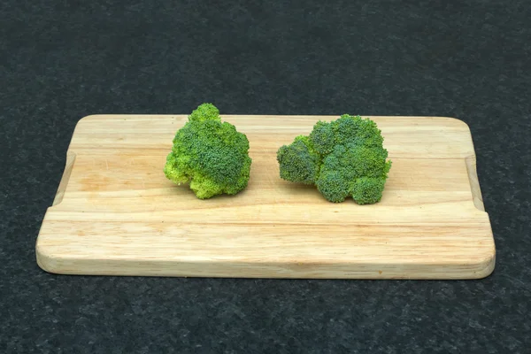 Verse groene groenten. Gehakte broccoli op een snijplank — Stockfoto