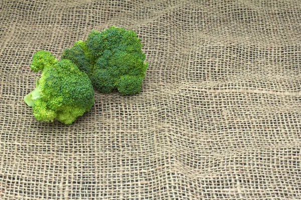 Verse groene groenten. Gehakte broccoli op het tafellaken — Stockfoto