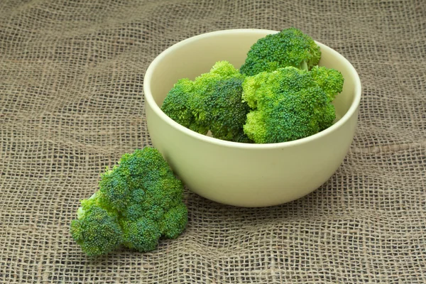 Verse groene groenten. Gehakte broccoli in een kom op het tafellaken — Stockfoto