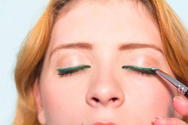 Maskenbildnerin malt Frauenaugen. Make-up. — Stockfoto