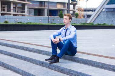 iş merkezine yakın sokakta oturan genç işadamı