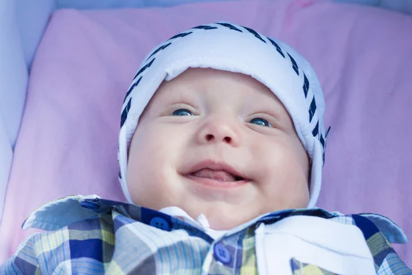 Sześć miesiąc dziecko jest na wózku inwalidzkim i uśmiechając się — Zdjęcie stockowe