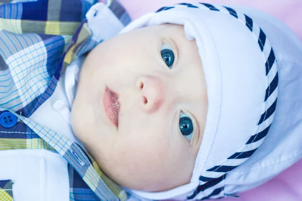 6 개월 아기는 유모차에 누워 및 보 — 스톡 사진