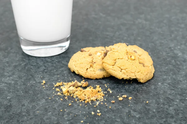 El vaso de la leche sobre la mesa y las galletas —  Fotos de Stock