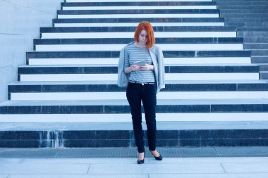 İş kadını tablet iş merkezi merdivenlerde arka plan üzerinde seyir