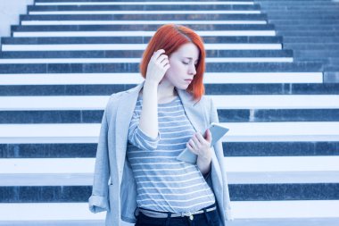 İş kadını elinde bir yana iş merkezi merdivenlerde arka plan üzerinde arıyorsunuz bir tablet ile