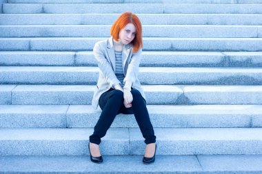 Çok üzgün kadın dışında oturan ve birini bekliyor