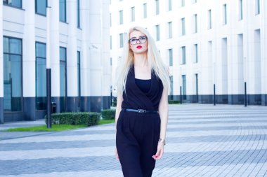 Akıllı kadın iş merkezi arka planı sokakta yürüyor