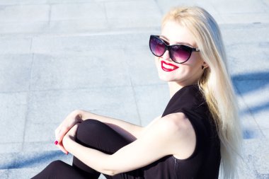 Güneş gözlüğü kırmızı dudaklar ile kadın portre sarışın bir gülen