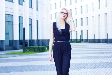 Akıllı kadın iş merkezi arka planı sokakta yürüyor