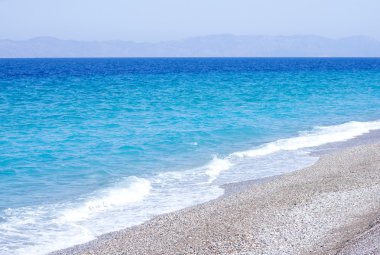 masmavi deniz çakıl plajı ile