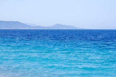 Yaz deniz taş zemin üzerine bir adada