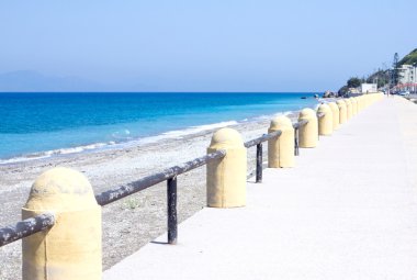 Gezinti ve güneşli bir mavi deniz