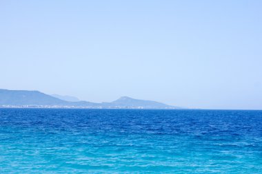 Yaz deniz taş zemin üzerine bir adada