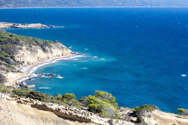 dağlar ve deniz. vahşi doğa.