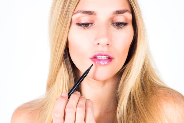 Beautiful woman paints her lips by shine with professional brush — Stock Photo, Image