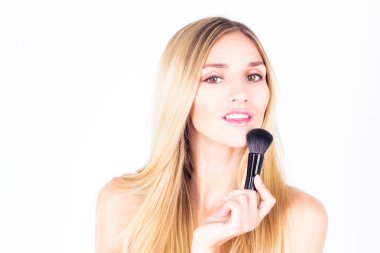 mutlu rouge için fırça tutan diş kadın ile gülümseyen.