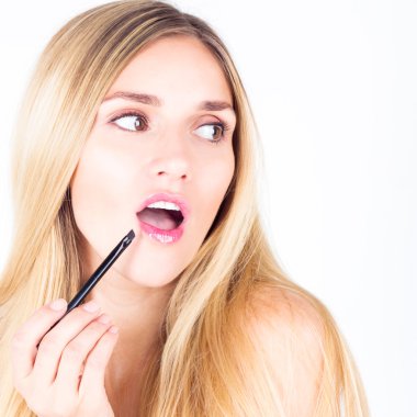 Açık ağız Parlatıcı dudak üzerinde uygulama ile güzel kadın