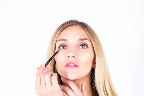 Woman apply shadows on the lower eyelid — Stock Photo, Image