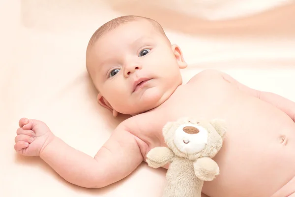 2 mesi bambino con peluche — Foto Stock