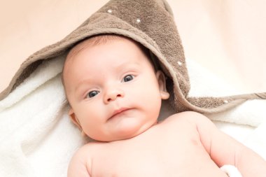 2 aylık bebek havlu ile portresi. Yakın çekim