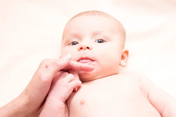 Mamma giocare con 2 mese vecchio figlio — Foto Stock