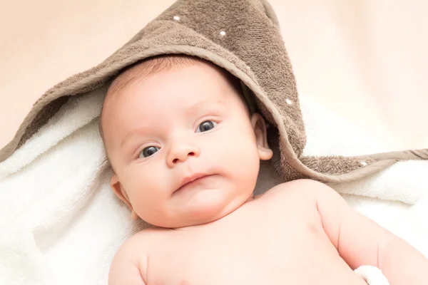 Portret 2 miesiąc życia dziecka z ręcznikiem. Z bliska — Zdjęcie stockowe