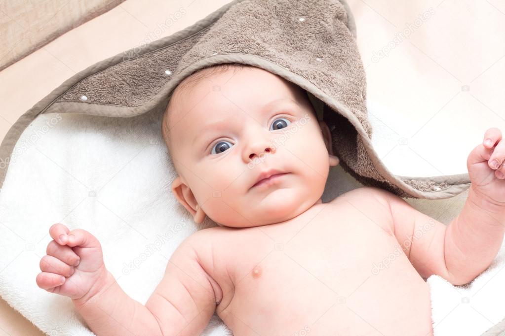 Bebe De 2 Mois Couche Sur La Serviette Image Libre De Droit Par Flashromance C Bebe De 2 Mois Couche Sur La Serviette Image Libre De Droit Par Flashromance C