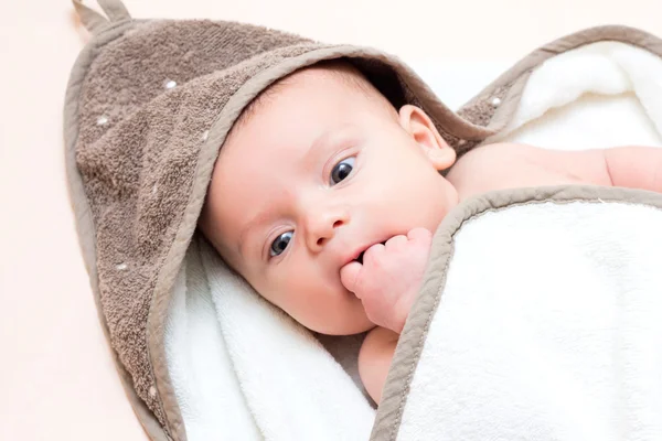 Un bambino piccolo le mette un dito in bocca. Da vicino. . — Foto Stock