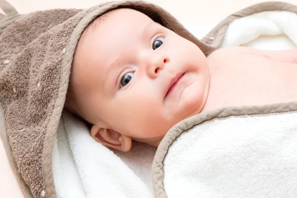 Retrato de bebé de 2 meses con toalla. De cerca. —  Fotos de Stock