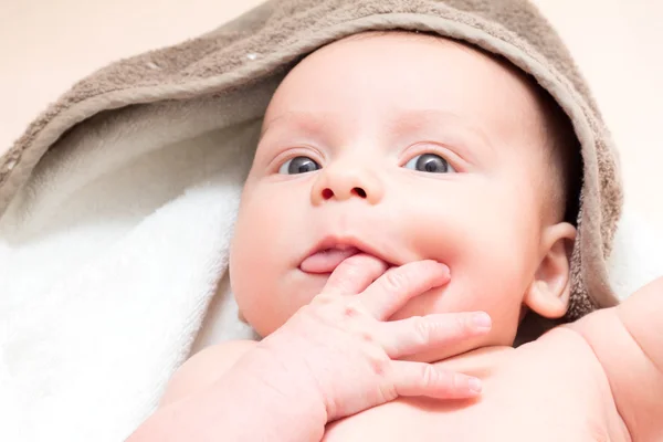 Un bebé pequeño se mete un dedo en la boca. De cerca. . —  Fotos de Stock