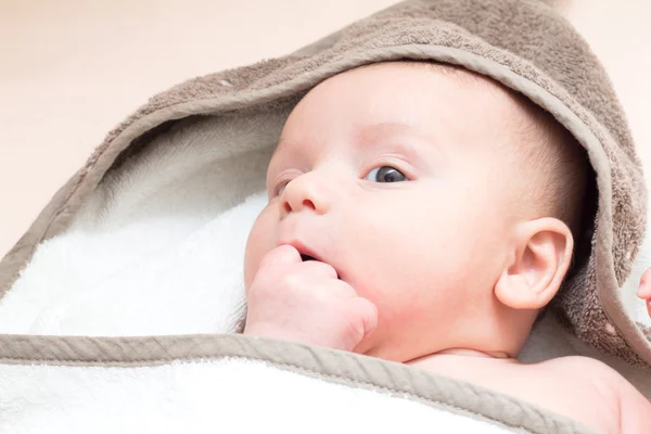Dois meses de bebê em toalha — Fotografia de Stock
