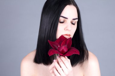 Gözleri kapalı tutarak çiçek kadınla