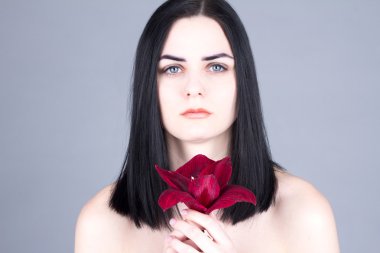 Bir kadın ve kırmızı çiçek yumuşak yüz