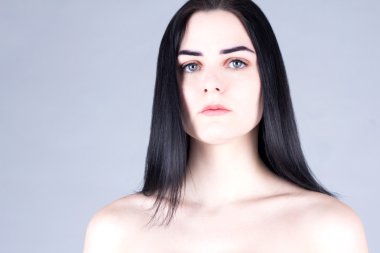 Gri gözleri ve tenli genç, güzel esmer