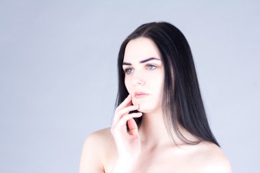 Yanak el ile dokunmak koyu saçlı kadın. Güzellik kavramı