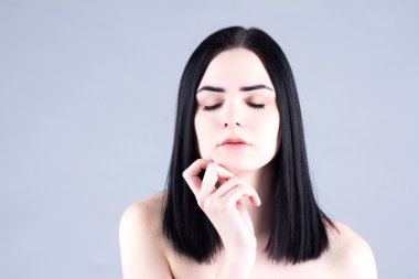 Çene dokunmadan kapalı gözlü güzel kadın