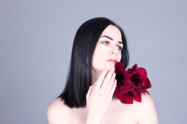 Çiçek güzel bir kadınla çene dokunur