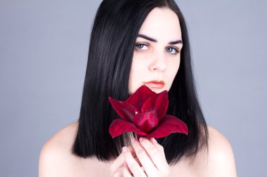 Çiçekli beyaz pürüzsüz bir cilt ile güzel kadın