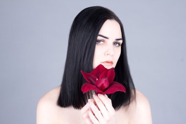 Çiçekli beyaz pürüzsüz bir cilt ile güzel kadın