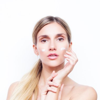 Güzel kadının yüzünde kremle. Güzellik kavramı.